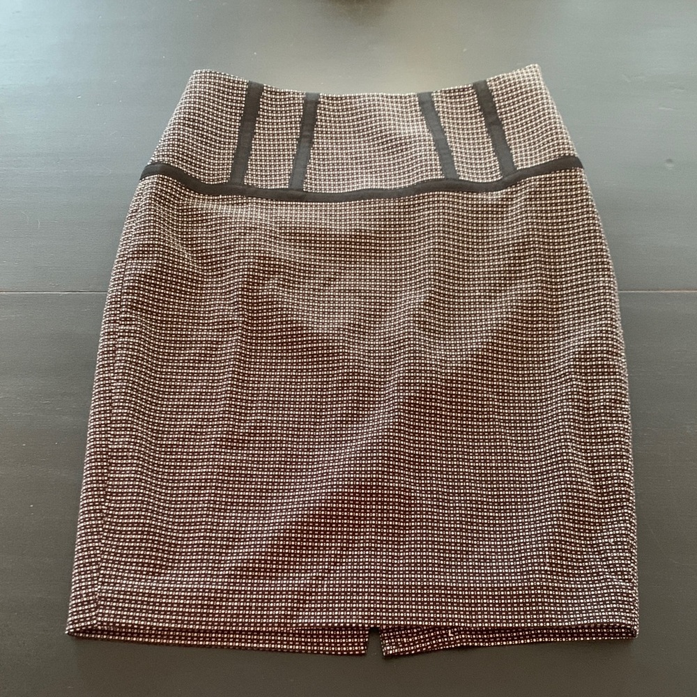 The Limited Collection black and white size 0 pencil skirt.